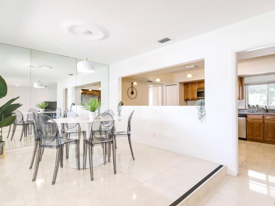 Modern Spacious 5-Bedroom Home With Pool Hollywood Eksteriør bilde