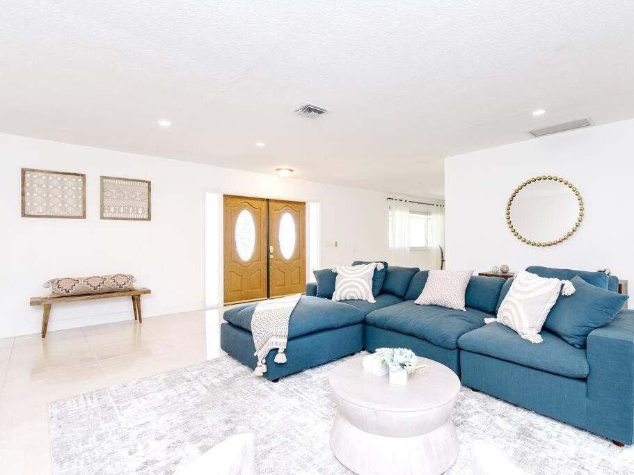 Modern Spacious 5-Bedroom Home With Pool Hollywood Eksteriør bilde