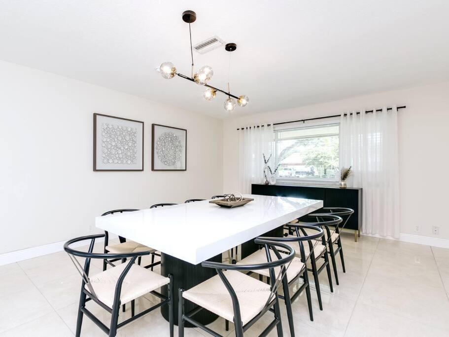 Modern Spacious 5-Bedroom Home With Pool Hollywood Eksteriør bilde