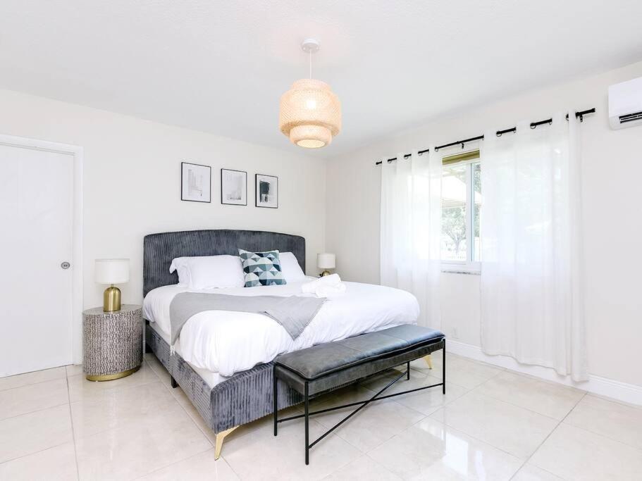 Modern Spacious 5-Bedroom Home With Pool Hollywood Eksteriør bilde