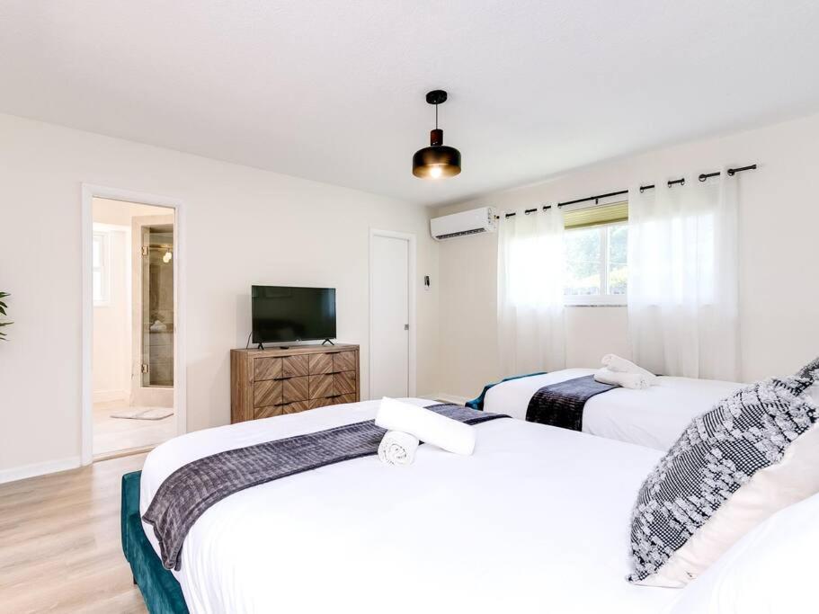 Modern Spacious 5-Bedroom Home With Pool Hollywood Eksteriør bilde